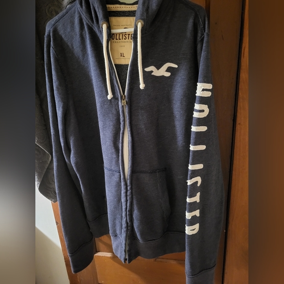 Hollister zip up hoodie, unisex size xl. - Picture 4 of 11